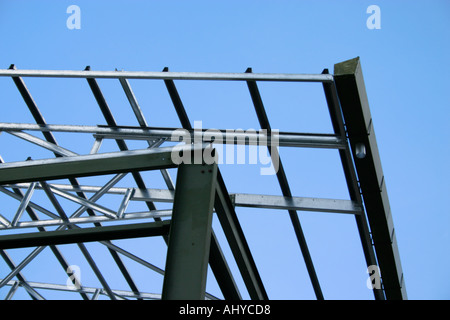 Telaio scheletrico di un parzialmente edificio costruito contro il cielo blu Foto Stock