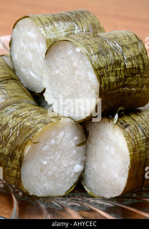 Lemang è una prelibatezza malay servita durante eid ul fitr fatta di riso glutinoso cotto con il latte di cocco in tubi di bambù rivestita con Foto Stock