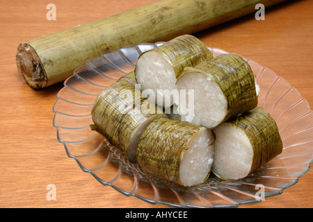 Lemang è una prelibatezza malay servita durante eid ul fitr fatta di riso glutinoso cotto con il latte di cocco in tubi di bambù rivestita con Foto Stock