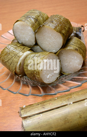 Lemang è una prelibatezza malay servita durante eid ul fitr fatta di riso glutinoso cotto con il latte di cocco in tubi di bambù rivestita con Foto Stock