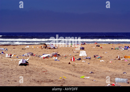 Cestino sulla spiaggia dopo la festività del 4 luglio Pacific Beach San Diego California Foto Stock