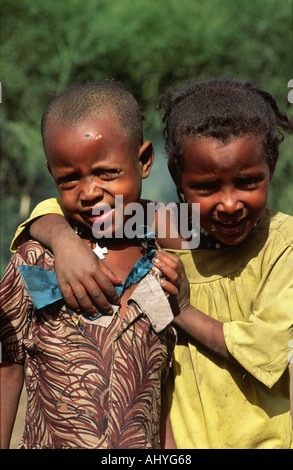 Un ritratto di due ragazze di una povera famiglia contadina a Mekoni. Tigray, Etiopia settentrionale Foto Stock