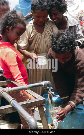 Bambini rifugiati somali che aspirano acqua potabile presso un rubinetto d'acqua della comunità a Kebrebeyah, Etiopia orientale Foto Stock