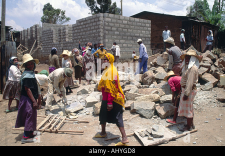 Uomini e donne della comunità locale costruendo nuove case a prezzi accessibili nelle baraccopoli della città. Addis Abeba. Etiopia Foto Stock