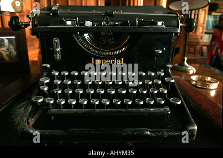 Imperial Nastri inchiostratori per macchine da scrivere su una scrivania in una libreria/luogo di studio Foto Stock