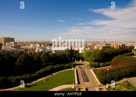 Vista della città dal Parco de Belleville, 20e Torre Eiffel a distanza Foto Stock