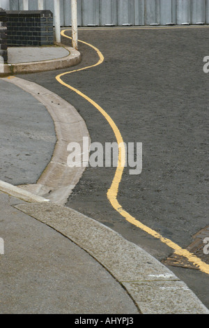 Ondulato linea gialla su un parcheggio controllato street Foto Stock