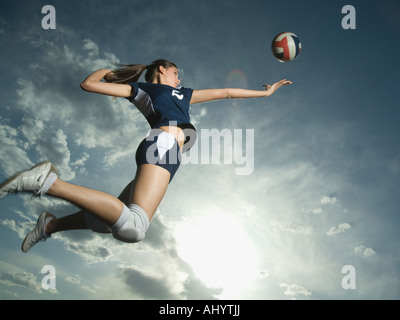 Basso angolo vista del giocatore di volleyball jumping Foto Stock