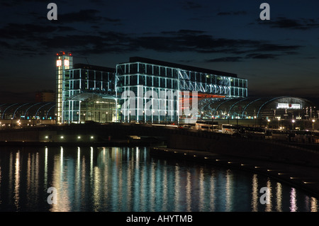 Berlino stazione ferroviaria principale di notte Foto Stock