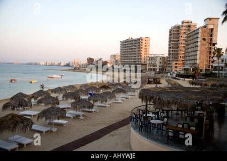 Città fantasma di Maras Famagusta Cipro abbandonati dal greco e Brit proprietari nel 1974 prima di un attacco turco e sigillato dall'ONU Foto Stock