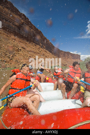 Persone paddling in zattera Foto Stock