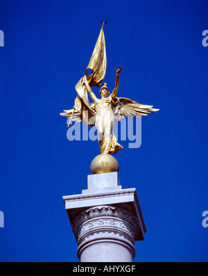 Oro statua in cima la guerra mondiale I Memorial Washington DC Foto Stock