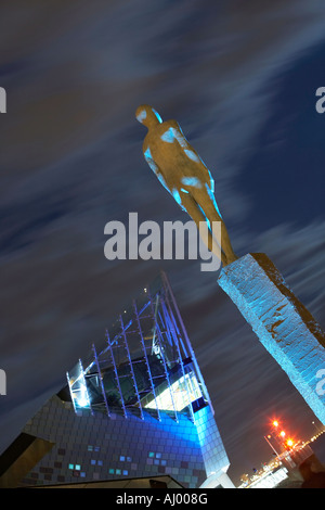 Settembre 2007 la statua di viaggio al di fuori del profondo di notte Hull East Yorkshire Foto Stock