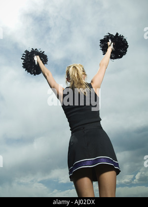 Vista posteriore di cheerleader con il pom pom Foto Stock