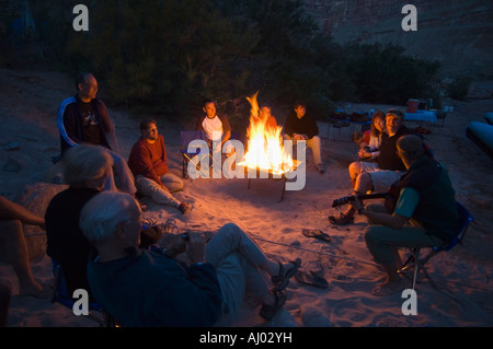 Persone relax intorno al fuoco di campo Foto Stock