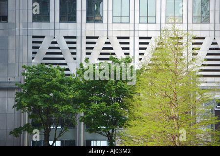 Londra alberi intorno al Docland alta torre di blocchi in Foto Stock