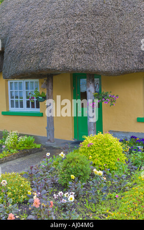 Cottage con il tetto di paglia Adare County Limerick Irlanda Foto Stock