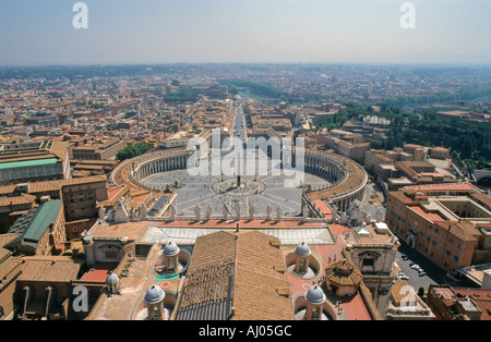 Vista dal tetto della Basilica di San Pietro e la Città del Vaticano Foto Stock