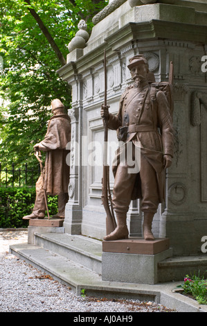 Monumento ai soldati che morirono durante l'assedio di Parigi nel 1871 Cimitero Pere Lachaise Parigi Francia Foto Stock