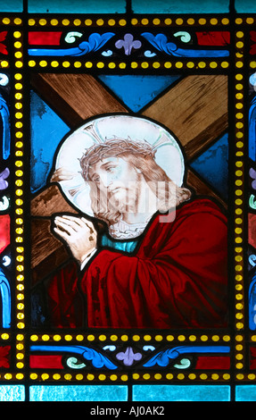 Vetrata raffigurante Cristo che porta la croce cimitero di Montparnasse Parigi Francia Foto Stock