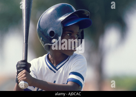 Ritratto di un African American Boy a bat e pronto per il passo Foto Stock