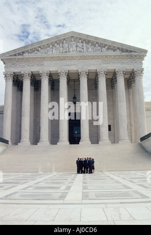 Un gruppo di avvocati stand prima le fasi anteriori della U corte suprema Washington DC Foto Stock