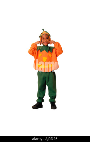 Seamless studio shot di un bambino sorridente indossando un jack o lantern costume per Halloween Foto Stock