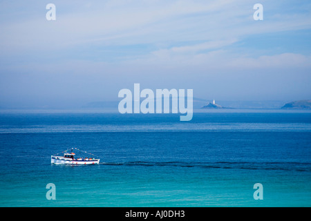 Piccola barca da pesca da diporto in mare turchese spento St Ives in estate sole Oceano Atlantico Cornwall Inghilterra UK GB Foto Stock
