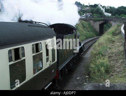 Treno a vapore lasciando Watchet stazione dirigendosi verso Minehead. Somerset Steam Railway. Somerset. Inghilterra