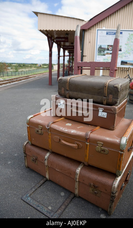 Il vecchio le valigie su Kent e East Sussex Railway Steam Railway platform in attesa di travel Foto Stock