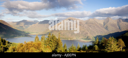 Cinque suore di Kintail mountain range accanto a Loch Duich, Scozia Foto Stock