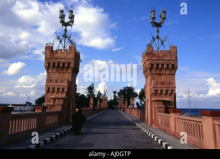 Caratteristico ponte sul mare Mediterraneann Alessandria Repubblica Araba di Egitto Egyptian Nord Africa Medio Oriente Foto Stock