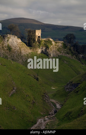 Grotta Dale in Castleton Derbyshire con il sunkissed: Peveril Castle evidenziata sul ripido sperone tra la dale e Castleton Foto Stock
