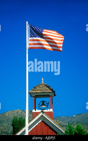 Bandiera americana sventolare sopra una stanza schoolhouse Wellington NV Foto Stock