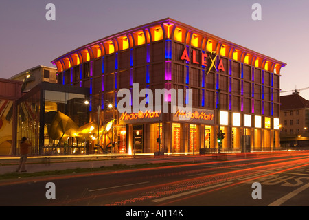 Berlin Alexa shopping center Media Markt vicino a Alexander square Foto Stock