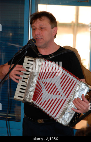 L'uomo la riproduzione di una fisarmonica a piano Foto Stock