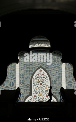 Silhouette di un uomo dopo aver pregato in Masjid Wilayah Persekutuan, Malaysia Foto Stock