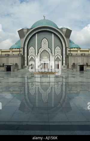 La riflessione di un ingresso al Masjid Wilayah Persekutuan, Kuala Lumpur in Malesia Foto Stock