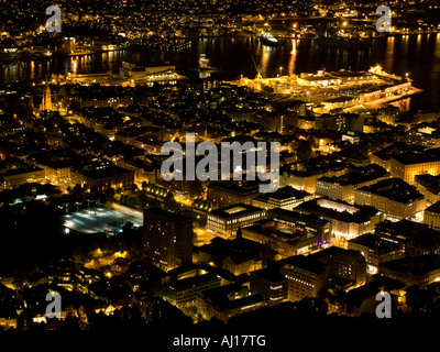 Bergen, Norvegia, di notte come visto dal Monte Fløyen. Foto Stock