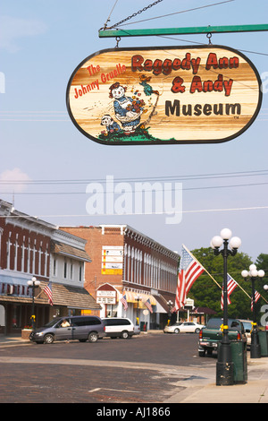 ILLINOIS Arcola Main Street Raggedy Ann e Andy segno Museo memorizza la linea street Foto Stock