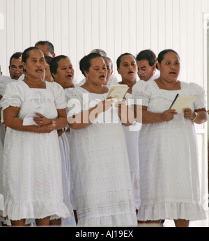 Micronesiano donne vestite di bianco in pizzo villaggio e gli uomini cantano quattro parte corale armonia durante il servizio in chiesa in Lelu in Kosrae Foto Stock