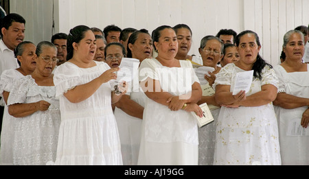 Micronesiano donne vestite di bianco in pizzo villaggio e gli uomini cantano quattro parte corale armonia durante il servizio in chiesa in Lelu in Kosrae Foto Stock