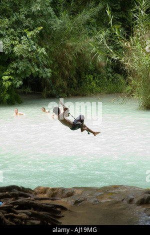 I turisti e i locali di nuotare e rilassarsi in stagno sul Tat cascate di Kuang Si vicino a Luang Prabang in Laos Foto Stock