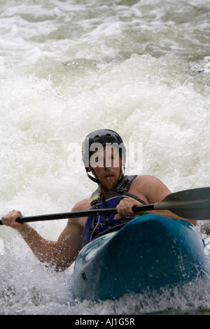 Pagaiando attraverso corrente di whitewater Foto Stock