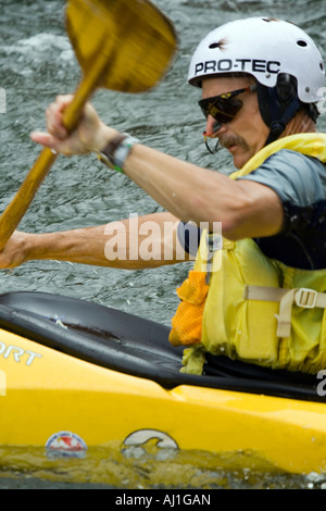 Pagaiando attraverso corrente di whitewater Foto Stock