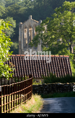 La strada per il villaggio di Rievaulx con Rievaulx Abbey in background Yorkshire Regno Unito Foto Stock