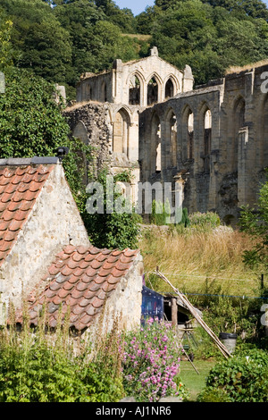Il villaggio di Rievaulx con i resti della cistercense di Rievaulx (cond.). Foto Stock