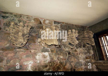 Cattedrale di Llandaff interno gargoyles vicino al modo processionale vicino a Cardiff Galles Wales Gran Bretagna Foto Stock