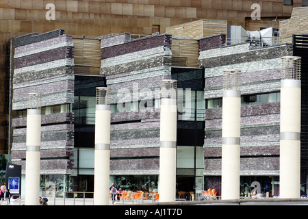 Cardiff Millenium Center sezione realizzata da materiali tradizionali di ardesia Cardiff Galles Gran Bretagna Foto Stock