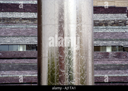 Torre di acqua al di fuori del Millenium Centre Cardiff Galles Gran Bretagna - la facciata di ardesia del centro è visibile Foto Stock